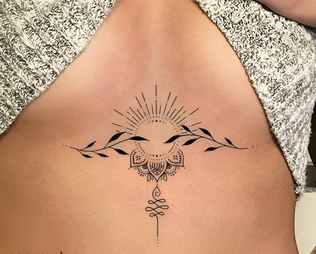 tatouage décolleté femme discret